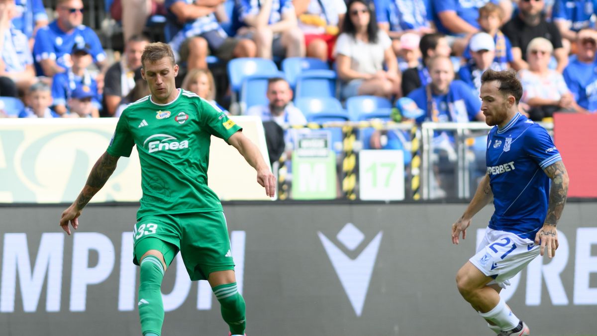 Poznań, 30.07.2023. Zawodnik Lecha Poznań Dino Hotic (P) i Dawid Abramowicz (L) z Radomiaka Radom podczas meczu 2. kolejki piłkarskiej Ekstraklasy, 30 bm. (mk) PAP/Jakub Kaczmarczyk