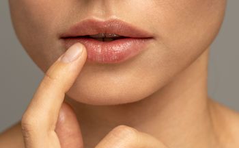 Nałóż na usta. Tak powiększysz je bez igły