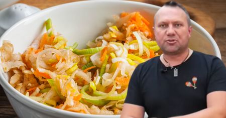 O niebo lepsza od mizerii. Tomasz Strzelczyk robi obłędną surówkę w 5 minut