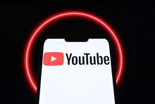 Smartfon z logo YouTube'a