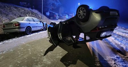 Nie zauważył zaparkowanego auta. Po zderzeniu z nissanem toyota dachowała na środku drogi