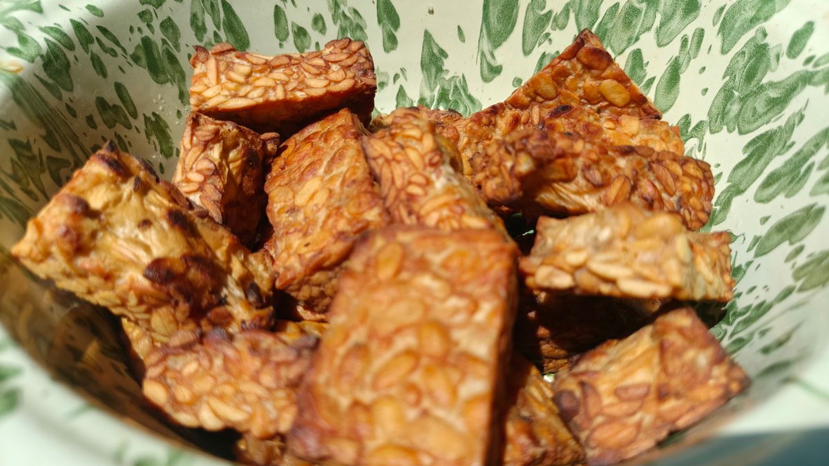 Smażony tempeh jest chrupiący na zewnątrz i mięciutki w środku