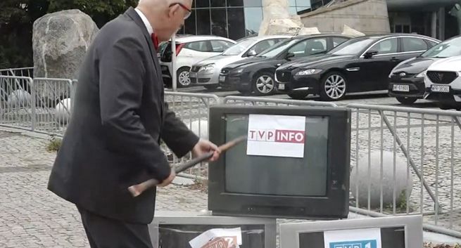 Konfederacja zarzuca Telewizji Polskiej cenzurę. Zniszczono trzy telewizory