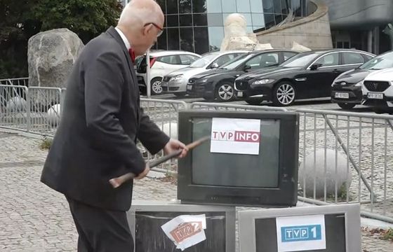 Konfederacja zarzuca Telewizji Polskiej cenzurę. Zniszczono trzy telewizory
