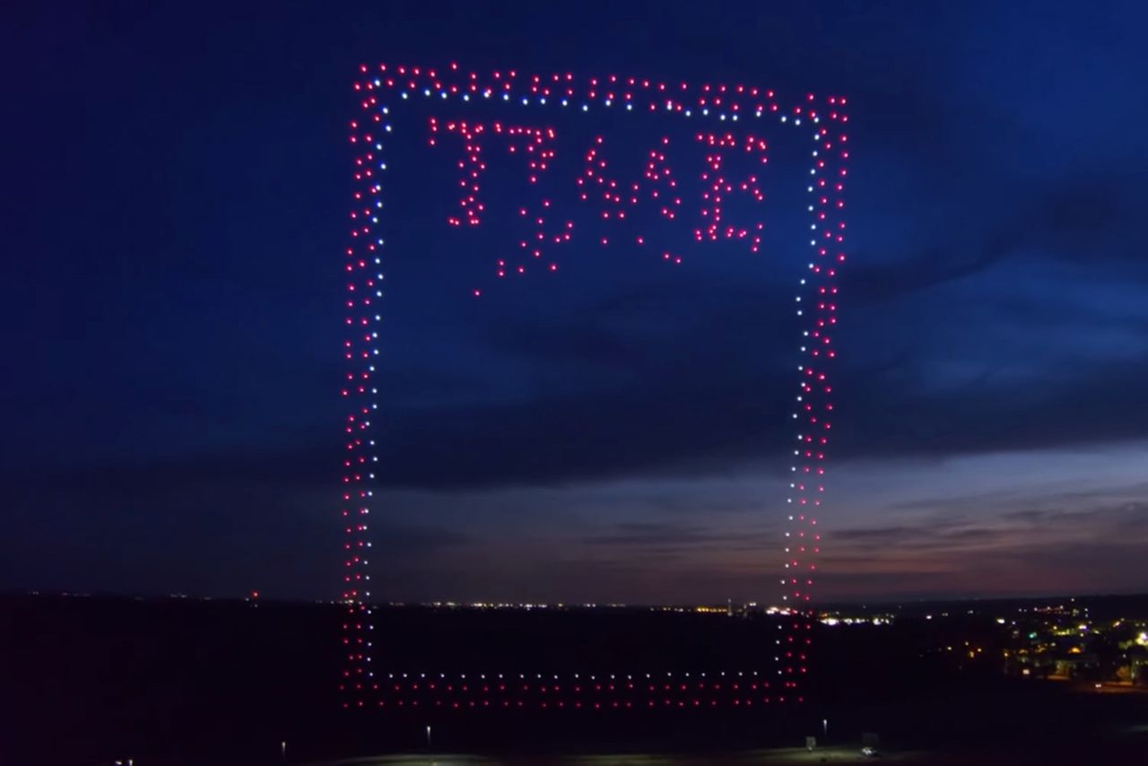 Prawie 1000 świecących dronów pojawiło się na najnowszej okładce magazynu Time