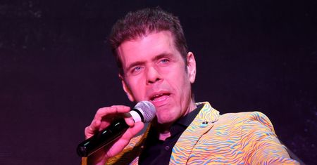 Perez Hilton trafił do szpitala po tym jak RANIŁ SIĘ NOŻEM podczas transmisji na TikToku. Obserwatorzy powiadomili służby ratunkowe
