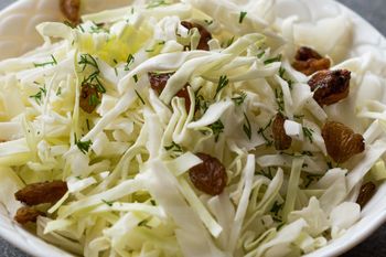 Zamiast do sernika, wrzucam garść do kiszonej kapusty. Nikt nie wydłubuje, wszyscy chwalą