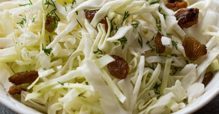 Zamiast do sernika, wrzucam garść do kiszonej kapusty. Nikt nie wydłubuje, wszyscy chwalą