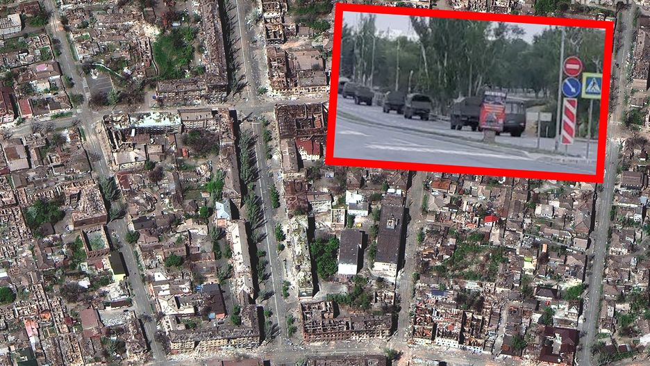 Kolumny wojska jadą przez Mariupol do Berdiańska