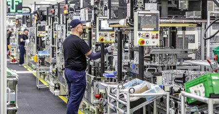 Koronawirus przyczyną zamknięcia kolejnych fabryk. BMW, Rolls-Royce, Toyota, Dacia i Mini wstrzymują produkcję