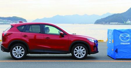Mazda CX-5 sama zahamuje przed przeszkodą [wideo]