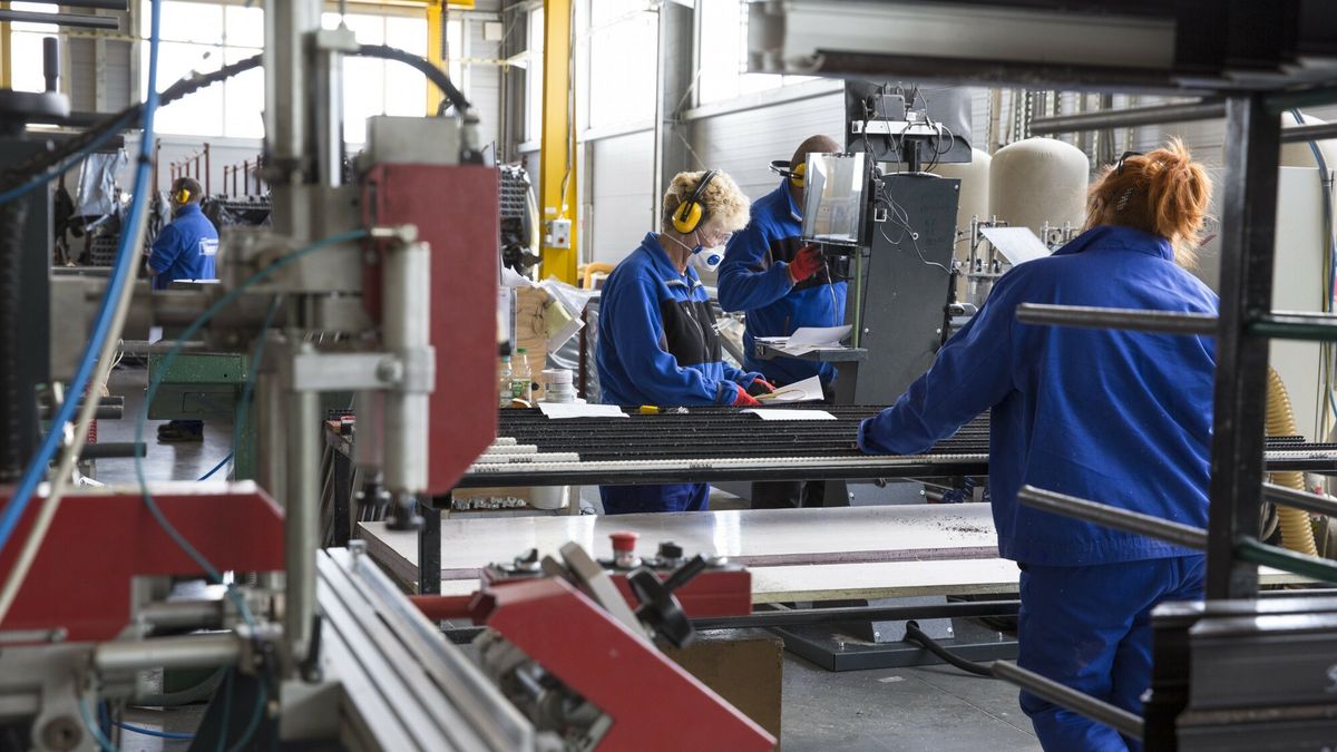 Premier Mateusz Morawiecki w Zambrowie w firmie Monolit
21.05.2020 Zambrow wizyta Prezesa Rady Ministrow Mateusza Morawieckiego w firmie Monolit N/z hala produkcja okien   fot Marek Maliszewski/REPORTER
Marek Maliszewski/REPORTER