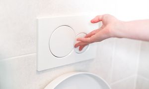 Cieknąca woda drenuje portfel. Tyle kosztuje naprawa spłuczki – stawki hydraulików zwalają z nóg