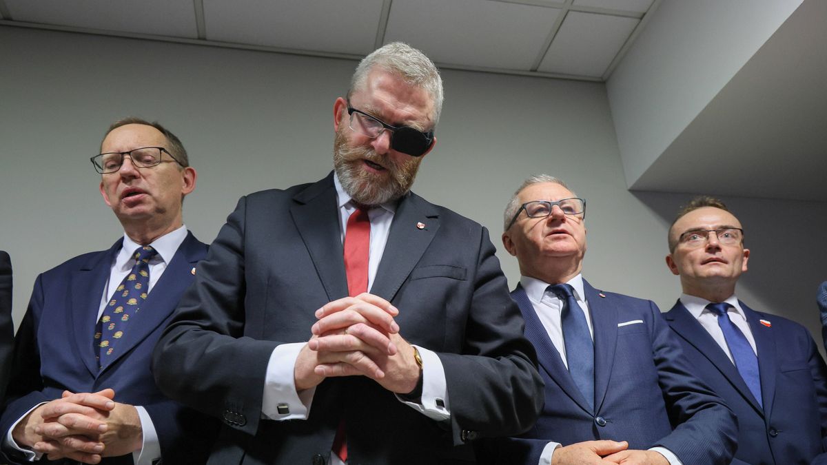 Warszawa, 08.12.2025. Europoseł Grzegorz Braun (2L), poseł Konfederacji Włodzimierz Skalik (2P), lider ruchu Bezpartyjni Samorządowcy Marek Woch (P), poseł KP Konfederacja Wolność i Niepodległość Roman Fritz (L) na korytarzu Sądu Rejonowego dla Warszawy-Pragi Południe, 8 bm. Rusza proces Grzegorza Brauna w sprawie dotyczącej m.in. zgaszenia przez niego świec chanukowych w Sejmie w grudniu 2023 r. (mr) PAP/Paweł Supernak ***Okres prawa użycia zdjęcia przedłużony do 6 stycznia 2026 r. dla wszystkich odbiorców CSF PAP***