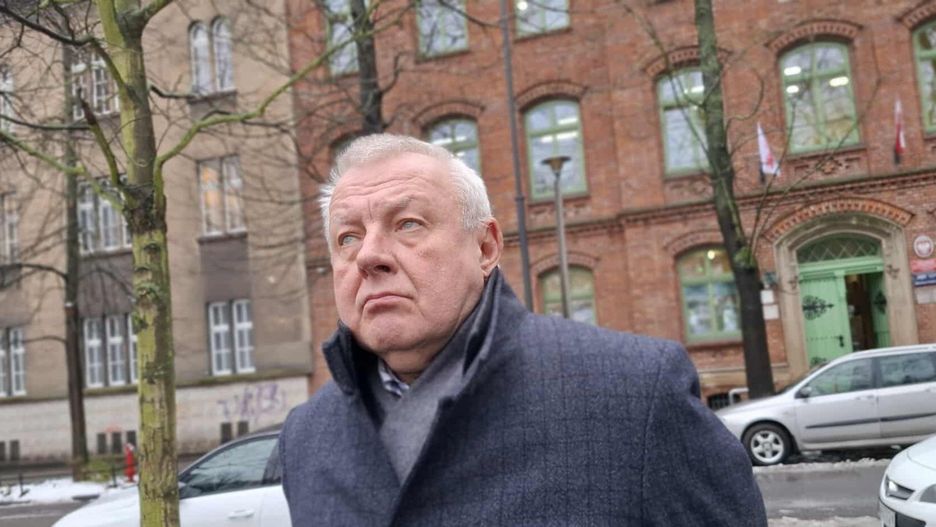 Mariusz Graniczka, zawieszony dyrektor XLIV LO spotkał się z mediami vis a vis gmachu tej szkoły przy Bernardyńskiej