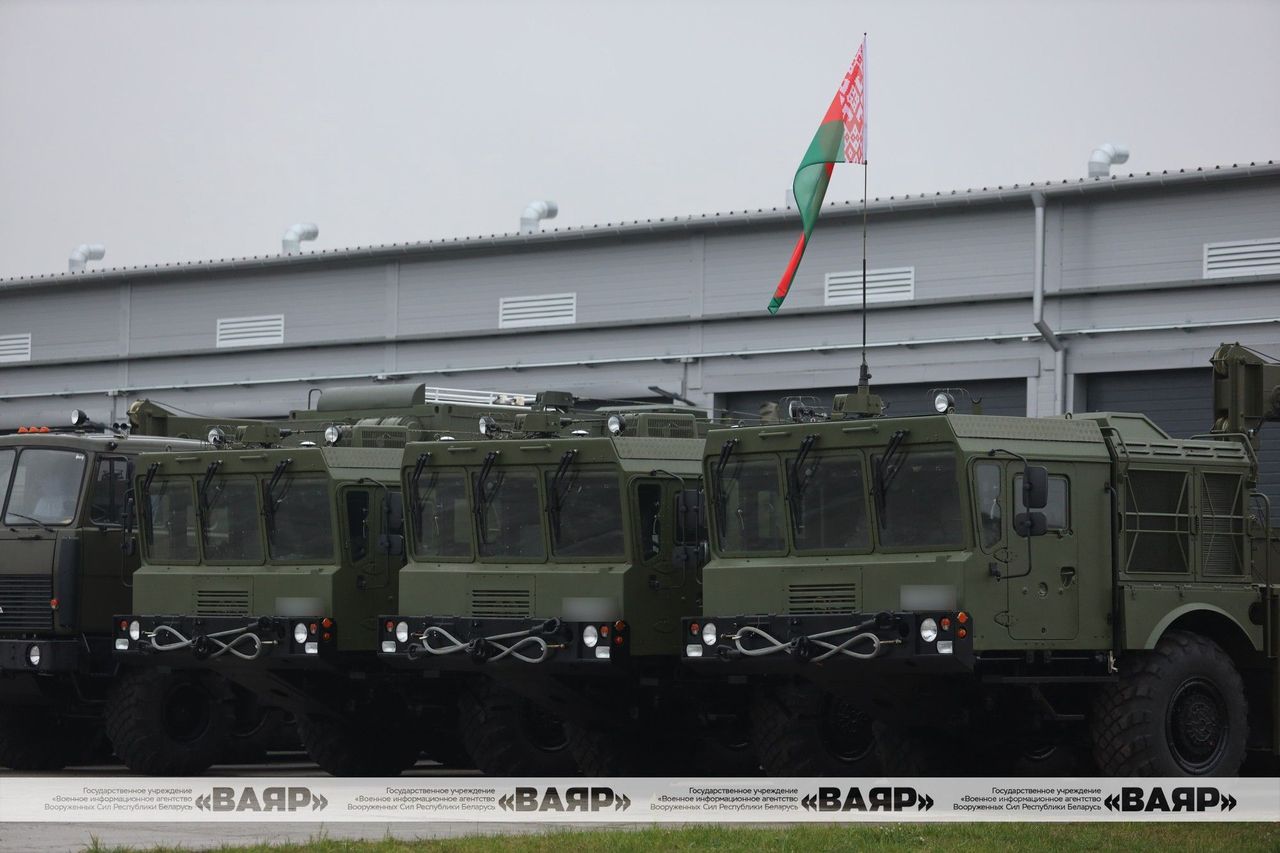 Ceremonia przyjęcia do służby w białoruskich siłach zbrojnych nowych wyrzutni systemu artylerii rakietowej Polonez-M