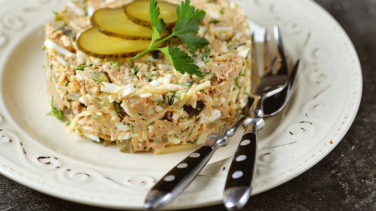 Sałatka z ogórka kiszonego, jajek i tuńczyka