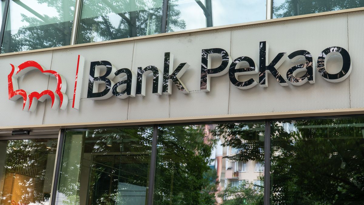 Bank Pekao logo. Building office facade. Logo of Bank Polska Kasa Opieki Spolka Akcyjna. Entrance to a branch office building.Bank Pekao logo. Building office facade. Logo of Bank Polska Kasa Opieki Spolka Akcyjna. Entrance to a branch office building. Poland, Warsaw - July 27, 2023.A.Greegentrance, pekao