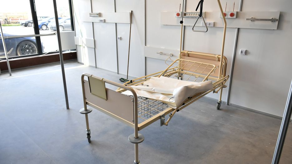 Koronawirus w Polsce. Szpital tymczasowy we Wrocławiu wkrótce przyjmie pierwszych pacjentów. 100 łóżek do końca listopada
