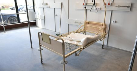 Koronawirus w Polsce. Szpital tymczasowy we Wrocławiu wkrótce przyjmie pierwszych pacjentów. 100 łóżek do końca listopada