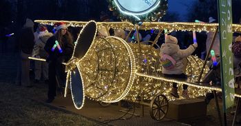 Gdańsk: W parku Jana Pawła II zapalono lampki na choince. Świąteczna zabawa przyciągnęła tłumy mieszkańców