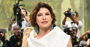 Linda Evangelista po raz PIERWSZY od prawie DEKADY pojawiła się na MET Gali. Ikona lat 90. zniknęła z mediów po nieudanym zabiegu (ZDJĘCIA)