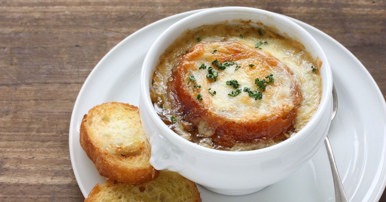 Zupa w walce z przeziębieniem. Najlepsza cebulowa na jesienny kryzys