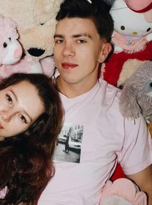 Young Leosia i Kacper Błoński mają "dziecko". Ich wspólne lody już w sklepach