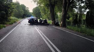 18-latek nad ranem pędził ze znajomymi wiejską drogą. BMW rozbiło się na drzewie