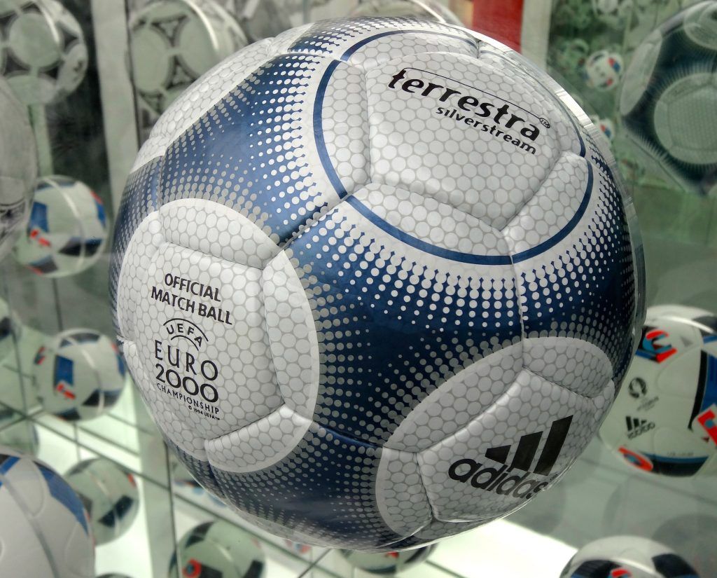 Mistrzostwa Europy 2000. Oficjalna piłka. fot. Liondartois/CC BY-SA 4.0