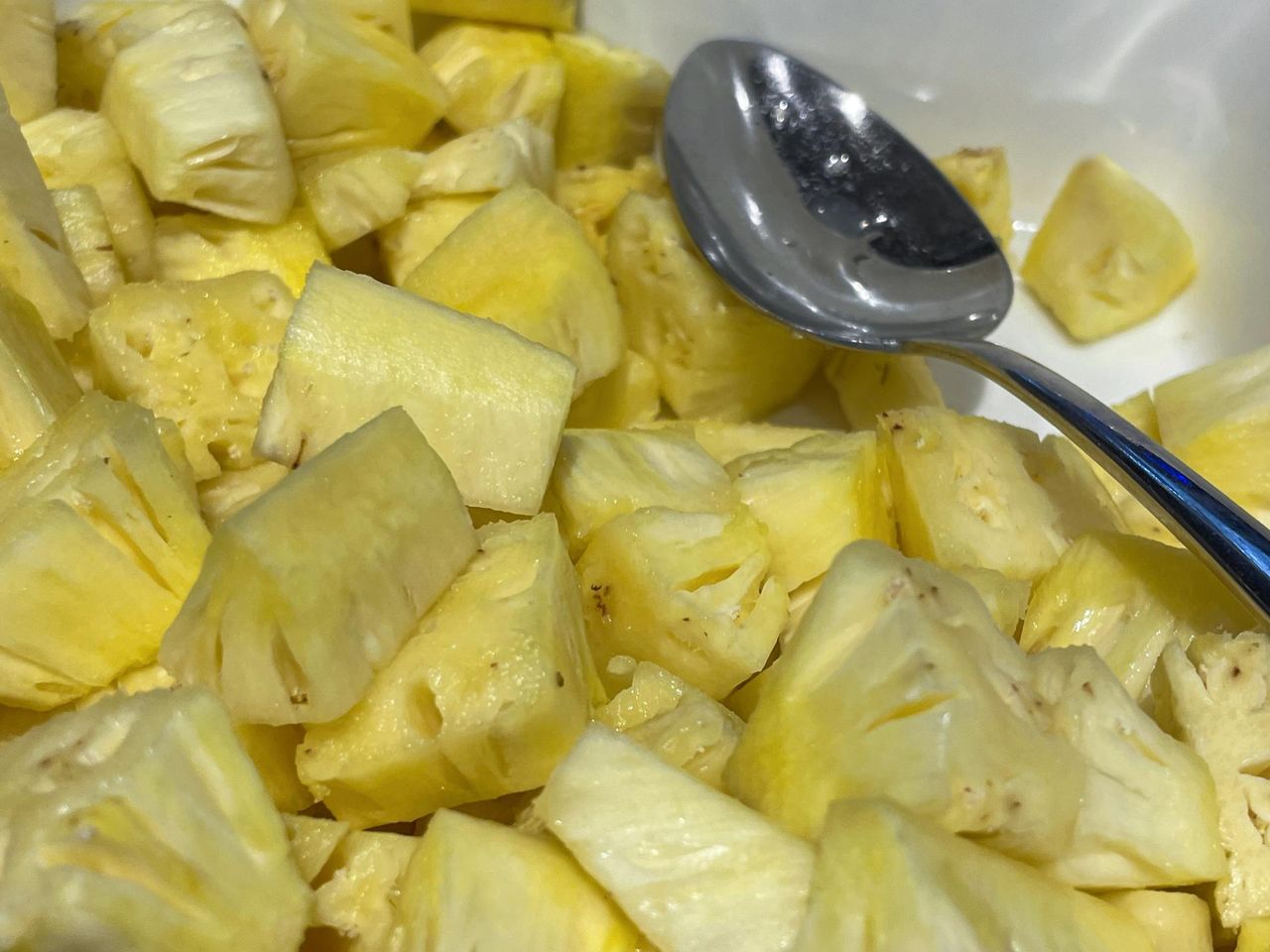 Pojawia się po zjedzeniu ananasa. "Krwawa tajemnica" wyjaśniona