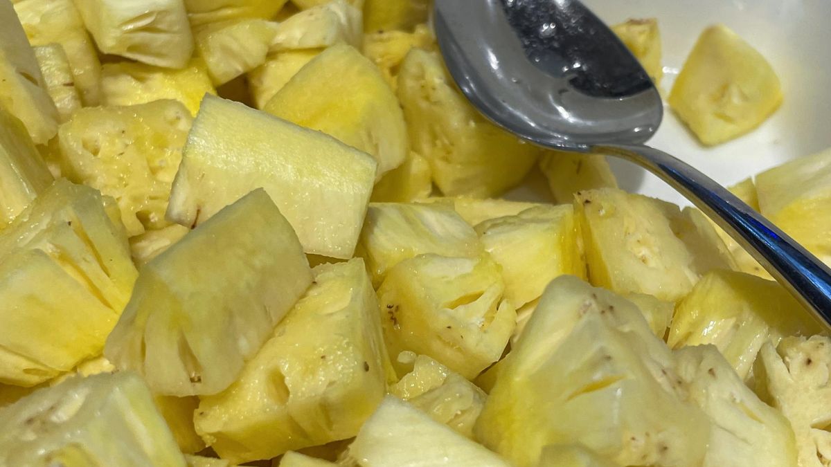 Po zjedzeniu ananasa możesz zauważyć krew na języku. Winny jeden enzym