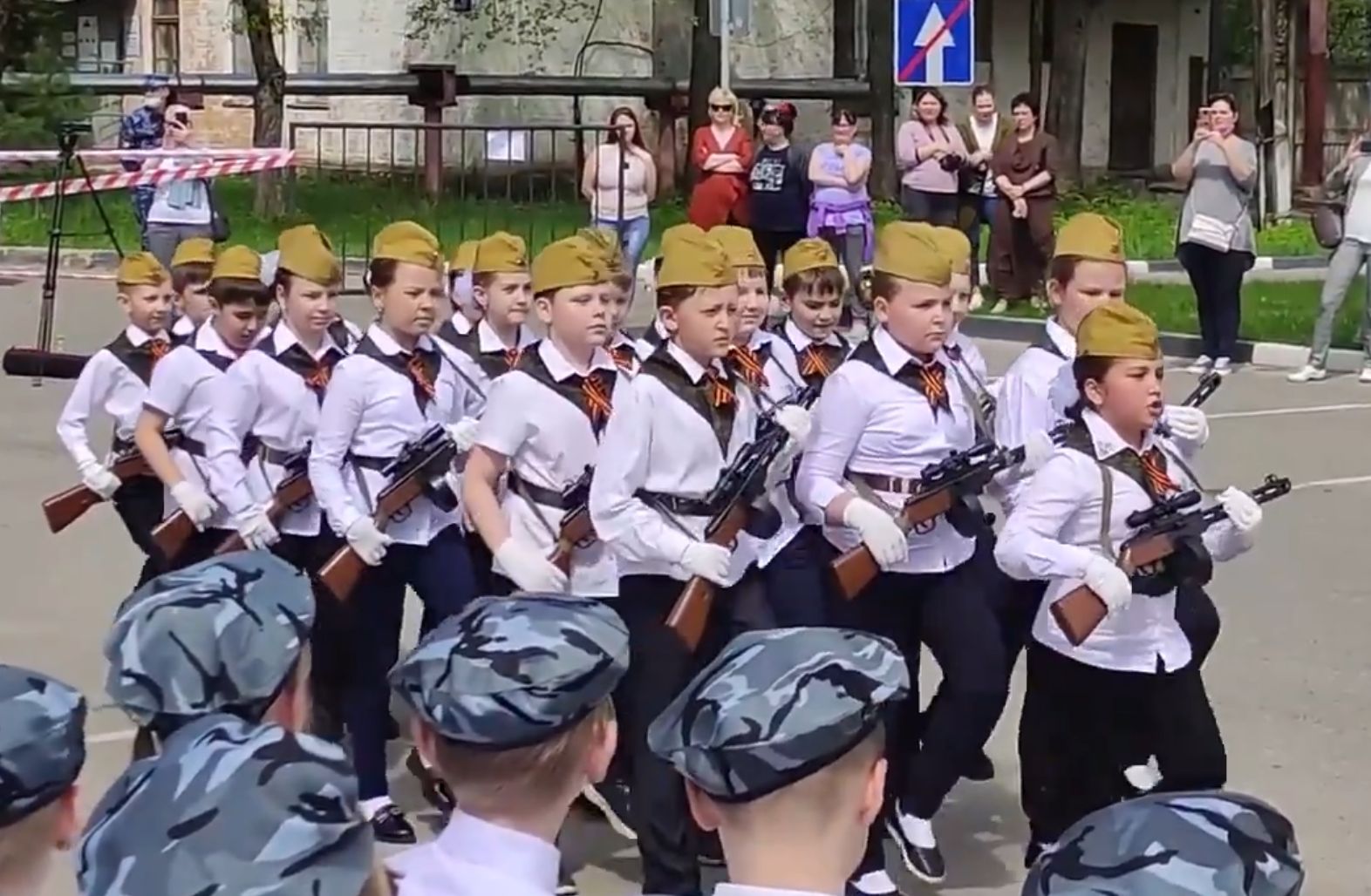 Defilada 8-latków z bronią. "My Rosjanie, z nami Bóg"