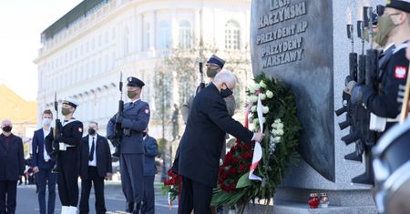 Warszawa. Katastrofa smoleńska. Politycy PiS uczcili pamięć ofiar