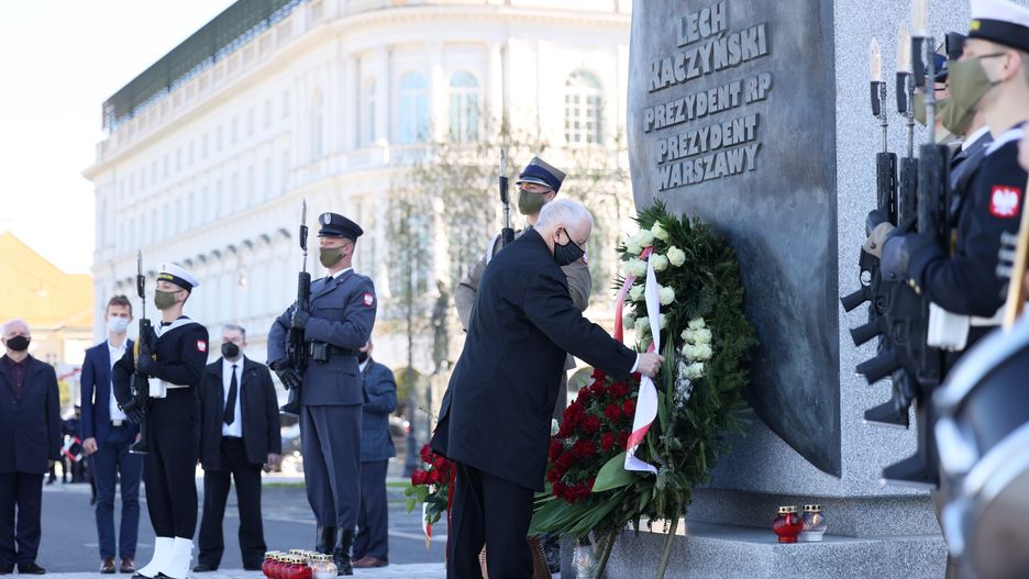 Warszawa. Wicepremier, prezes PiS Jarosław Kaczyński podczas uroczystości pod pomnikiem prezydenta RP Lecha Kaczyńskiego na pl. Piłsudskiego