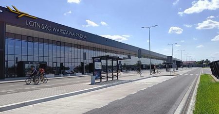 51-latek zażartował na lotnisku w Radomiu. Wakacje? Tylko palcem po mapie