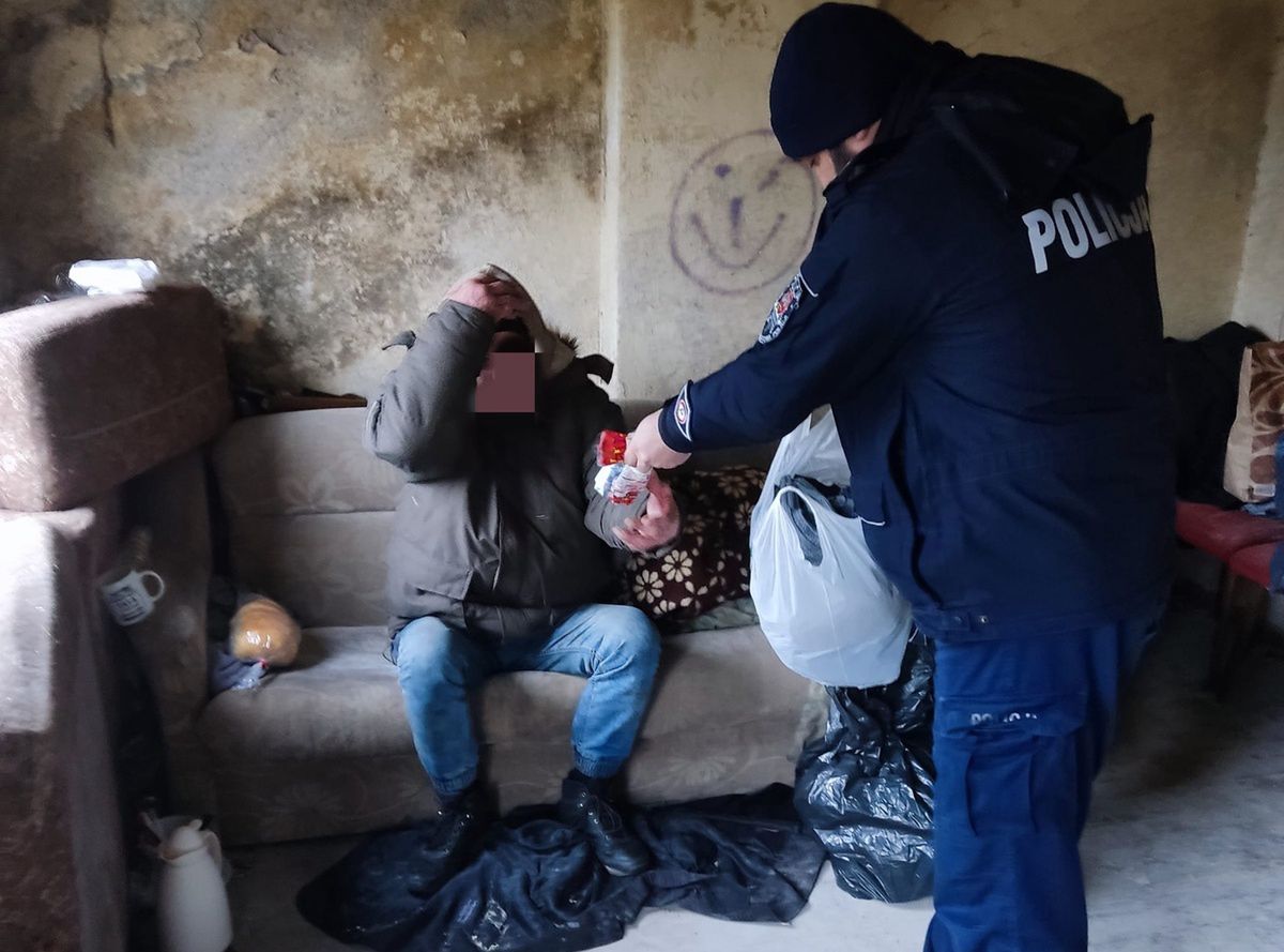 Żyje bez dachu nad głową. Policjanci nawet się nie wahali