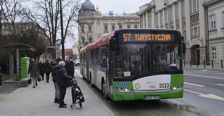 Uczniowie zaczynają ferie, zmieniają się rozkłady jazdy. Autobusy kursują rzadziej