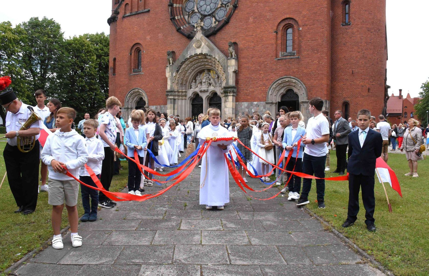 W Inowrocławiu wierni z siedmiu miejscowych parafii uczestniczyli w dużej procesji Bożego Ciała do czterech ołtarzy, od parafii Zwiastowania Najświętszej Matyi Pannie do kościoła garnizonowego. Uroczystości przewodniczył bp Radosław Orchowicz