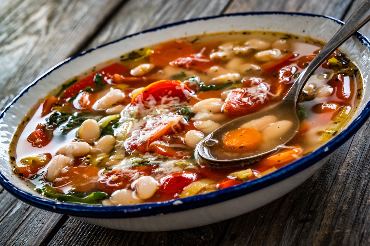 Na obiad podaję pyszną zupę. Napakowana warzywami, syci aż do kolacji