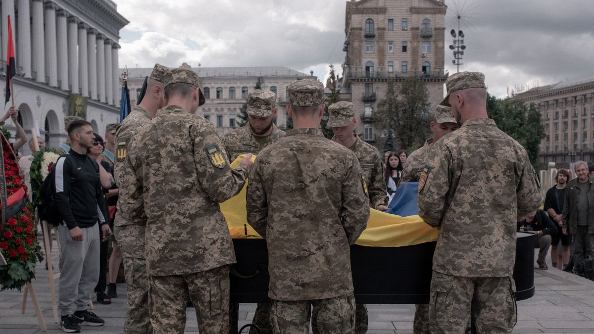 KYIV, UKRAINE - AUGUST 18: Hundreds of artists, servicemen from Armed Forces of Ukraine (AFU) and his family attend the funeral of artist and Ukrainian soldier David Chichkan at the Independence Square in Kyiv, Ukraine on August 18, 2025. David Chichkan (1986-2025) was an Ukrainian artist whose work focused on graphics (watercolor), installation, and street art. He joined Armed Forces of Ukraine in 2022 and has been fighting ever since. He was the grandson of the famous Ukrainian painter Leonid Chichkan, and son of also famous painter, Ilya Chichkan. (Photo by Andre Luis Alves/Anadolu via Getty Images)