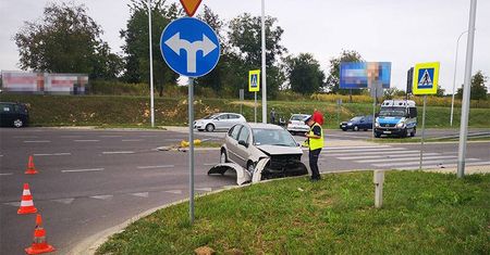 Wymuszenie pierwszeństwa przyczyną wypadku na skrzyżowaniu. Dwie osoby trafiły do szpitala