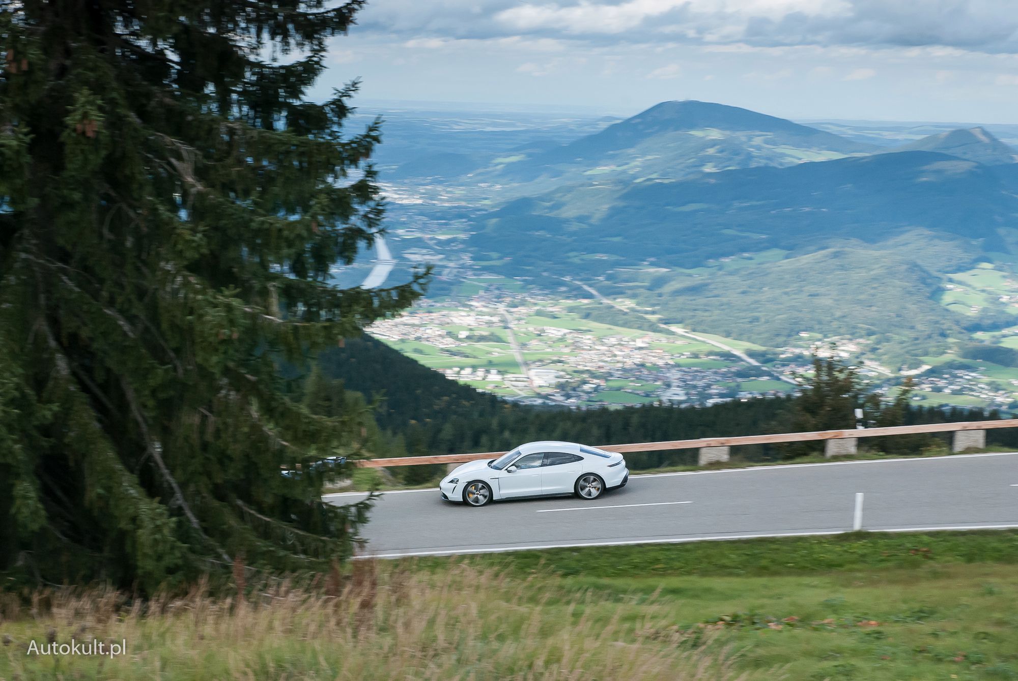Porsche Taycan Turbo S na Rossfeld Panorama Strasse