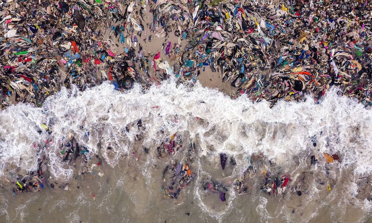 "Szybka moda" zalała plażę. Fotograf pokazał ogromną skalę zanieczyszczeń