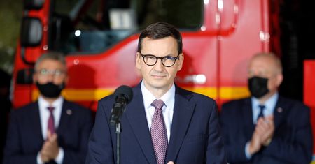Premier u strażaków. Mówi, że ugasił pożar budżetu