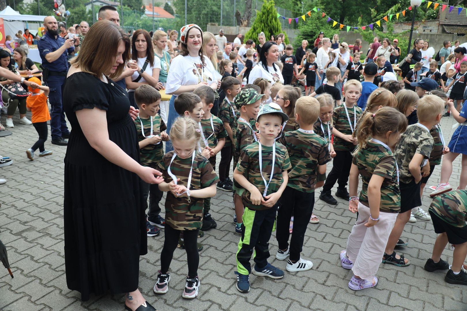 Festyn Rodzinny w Przedszkolu nr 1 „Miś Uszatek&#34; odbył się pn. „Baczność! Spocznij! Nasze służby mundurowe!