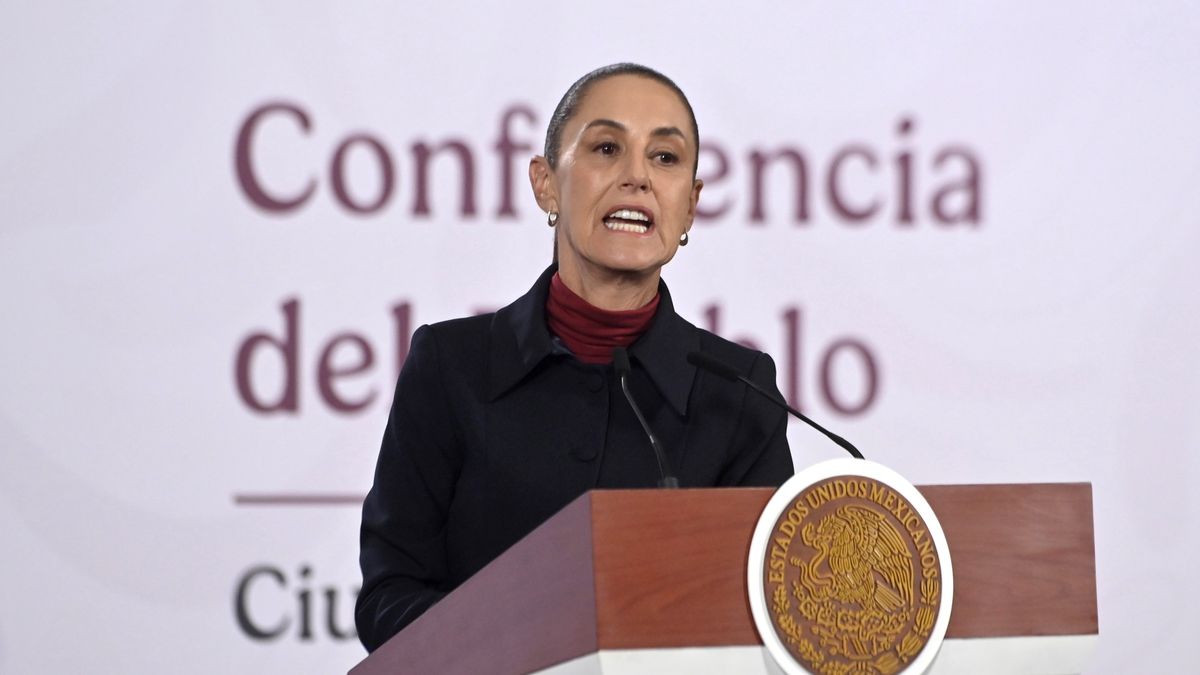 MEXICO CITY, MEXICO - JANUARY 06: President of Mexico Claudia Sheinbaum speaks during the daily morning briefing at Palacio Nacional on January 06, 2026 in Mexico City, Mexico. (Photo by Jeannette Flores/ObturadorMX/Getty Images)