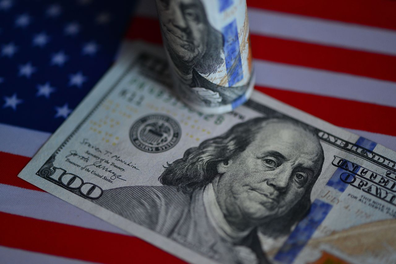 Dolar najdroższy od sześciu tygodni. Co się dzieje?