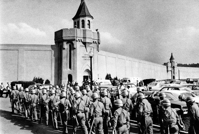 Nowojorska policja stanowa gromadzi się na zewnątrz więzienia
(Dzięki uprzejmości "New York Timesa”)

