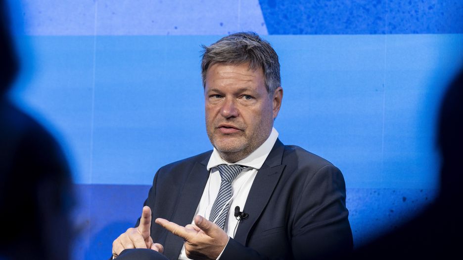 German Vice-Chancellor and Federal Minister for Economic Affairs, Robert Habeck addresses a panel session during the 51st annual meeting of the World Economic Forum (WEF) in Davos, Switzerland, 23 May 2022. The forum has been postponed due to the COVID-19 pandemic and was rescheduled to early summer. The meeting brings together entrepreneurs, scientists, corporate and political leaders in Davos under the topic 'History at a Turning Point: Government Policies and Business Strategies' from 22 to 26 May 2022. EPA/LAURENT GILLIERON Dostawca: PAP/EPA.